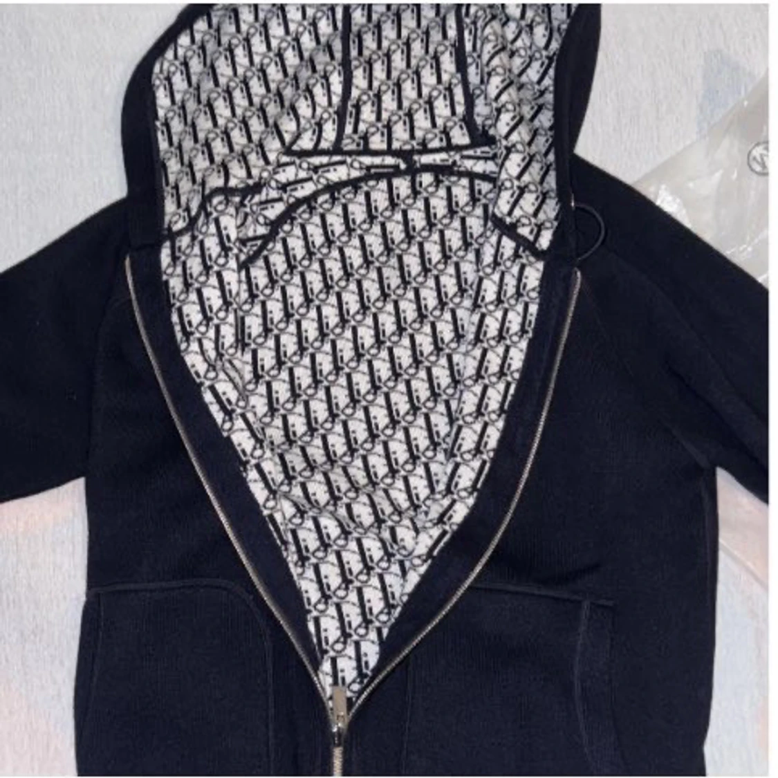 Svart hoodie med monogram - 1