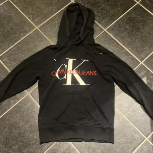 Svart Calvin Klein hoodie Storlek S 99kr - Det är en svart Calvin Klein hoodie med ett stort tryck där fram. Det är storlek small 99kr