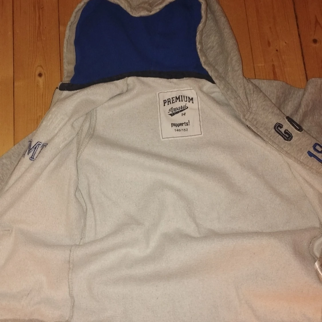 Grå hoodie från Pepperts med tryck - 1