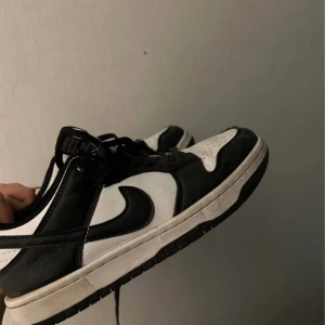 Nike Dunk Low svart/vit sneakers - Säljer ett par Nike Dunk Low sneakers i svart och vitt. I str 36 men passar även 37. Bra skick behöver vara en enkel tvätt. Säljer för 700kr 