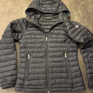 Peak Perfomance dunjacka  - Köpte denna på Plick för 1100kr  men för liten för mig.  Hel och ren, inga fläckar el skador och avtagbar luva.  Dam modell i strl small, mörkblå. 