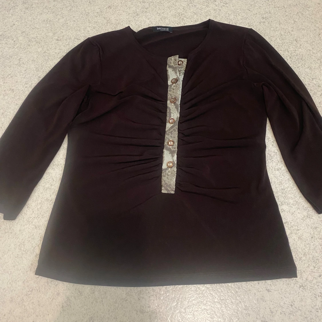 Brun topp med knappar från Bernardi