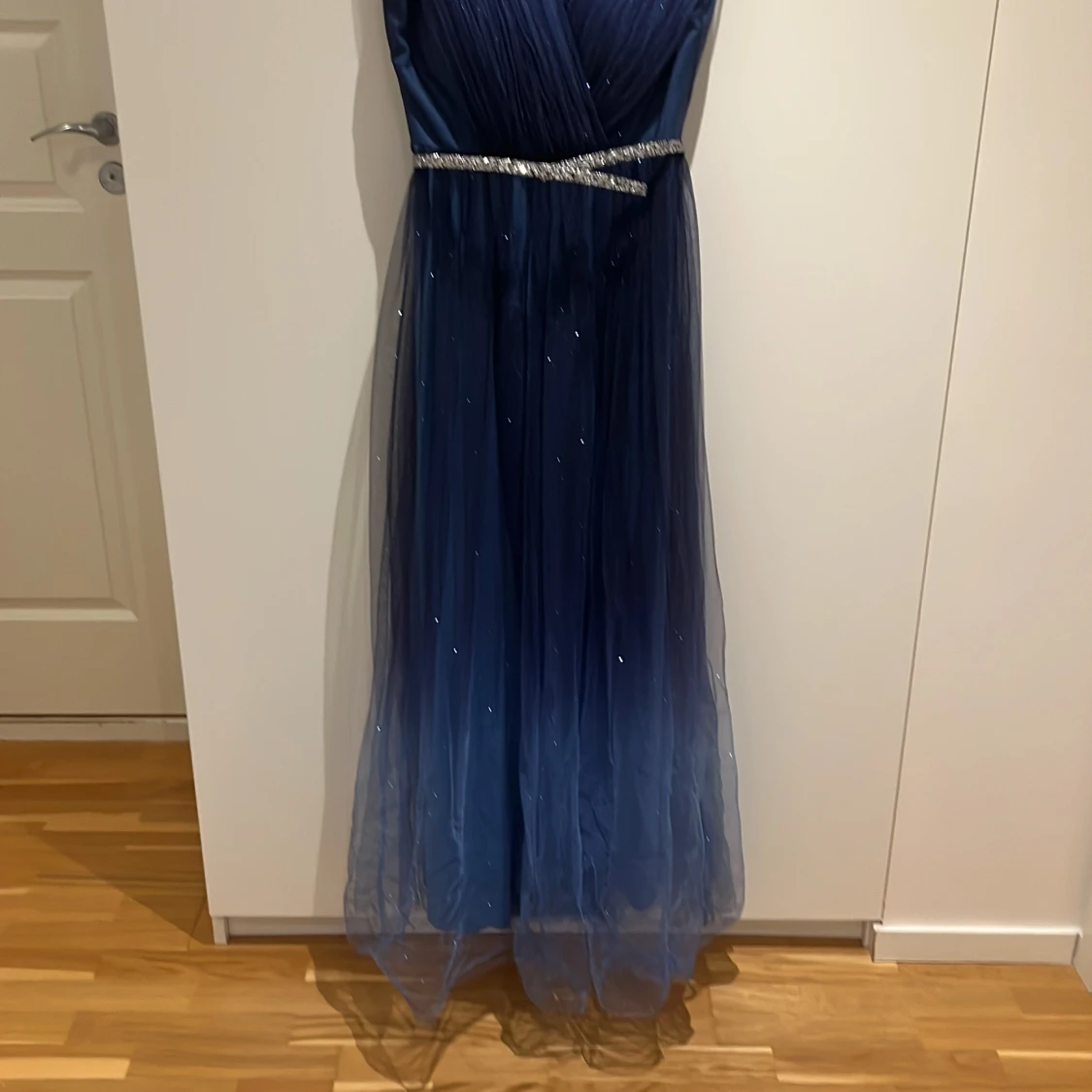 Blå glittrig långklänning med v-ringning - 2