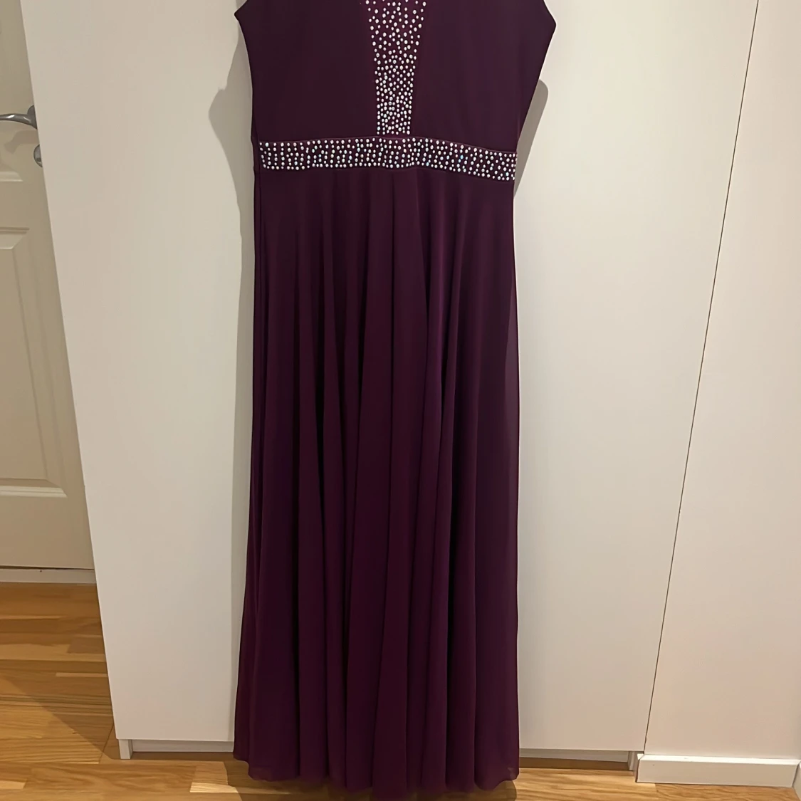 Lång vinröd klänning med paljettdetaljer - 2