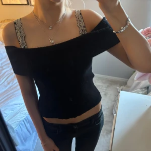 Svart ribbad offshoulder topp - Jätte skön och snygg offshoulder tröja 