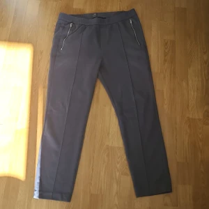 Byxor - Blå/grå byxor från H&M i storlek L. Knappt använda 