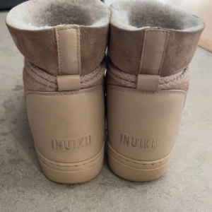 Beige Inuikii boots med ullfoder - Intresse koll på byte av mina Inuikki skor, eventuellt med pengar emellan. Jag söker antingen likadana skor fast svarta, eller Inuikki sneakers.