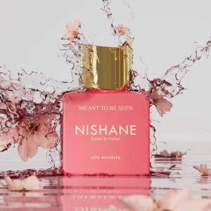 Nishane Meant To Be Seen Parfym - Oöppnad parfym ifrån lyx-märket Nishane. Nypris ligger på 2.700kr, men säljer för 30% off 🌸Sjukt long lasting och doftar som en drööm                                        Toppnoter: Bergamot Viol  Hjärtnoter: Iris-smör Basnoter: Sandelträ Ambrettolide Akigalawood (en trädnot med rökig/varm karaktär)