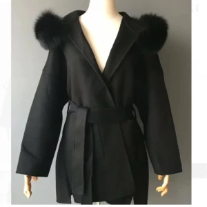 Svart kappa med päls och bälte - Säljer min jätte fina svarta kappa från garoff som är helt fräsch och knappt använd,inga skador alls. Jackan är egentligen storlek XS men sitter som M