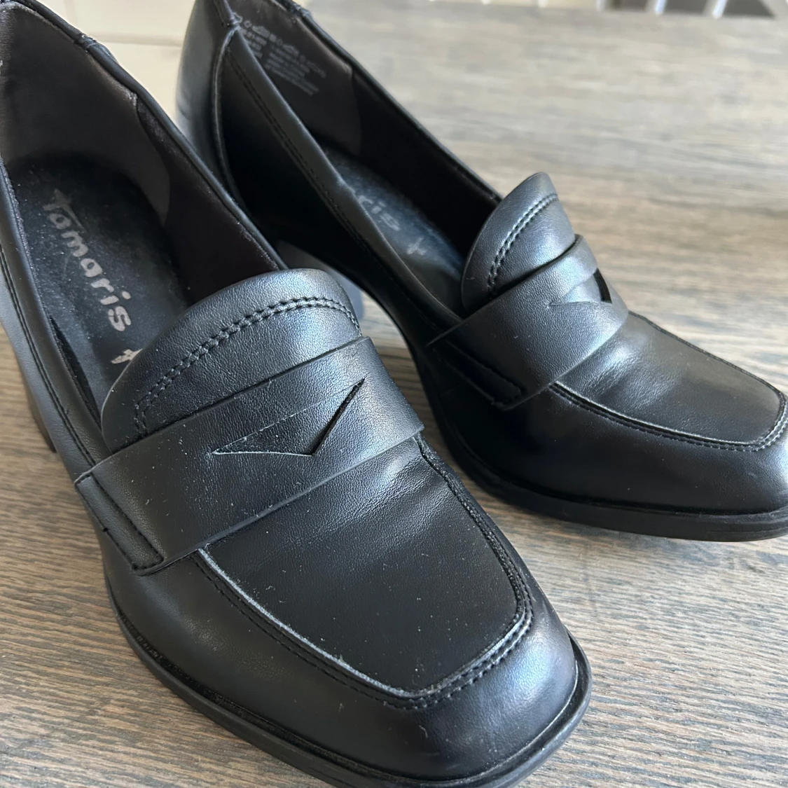 Svarta loafers med klack från Tamaris
