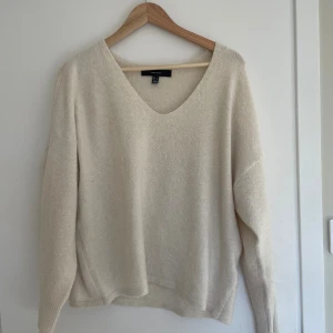 Beige stickad v-ringad tröja H&M - Mysig beige stickad tröja från H&M med v-ringad hals och lång ärm. Perfekt för lager-på-lager och chill dagar. Enkel och stilren design som passar till allt.