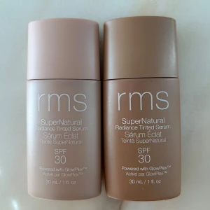 RMS SuperNatural Radiance Serum SPF 30 - ✨ RMS SuperNatural Radiance Tinted Serum SPF 30 ✨  Två nyanser: 	•	Light Aura – ljus, något kallare ton 	•	Medium Aura – mellanbrun, neutral ton  🌸 Ger naturlig glow och jämn hudton samtidigt som den skyddar med SPF 30. 🌸 Kan användas separat eller blandas för en skräddarsydd nyans. 🌸 Inköpta i somras, testade men mycket kvar.  👉 Säljs ihop eller var för sig. Nypris 620kr styck. 