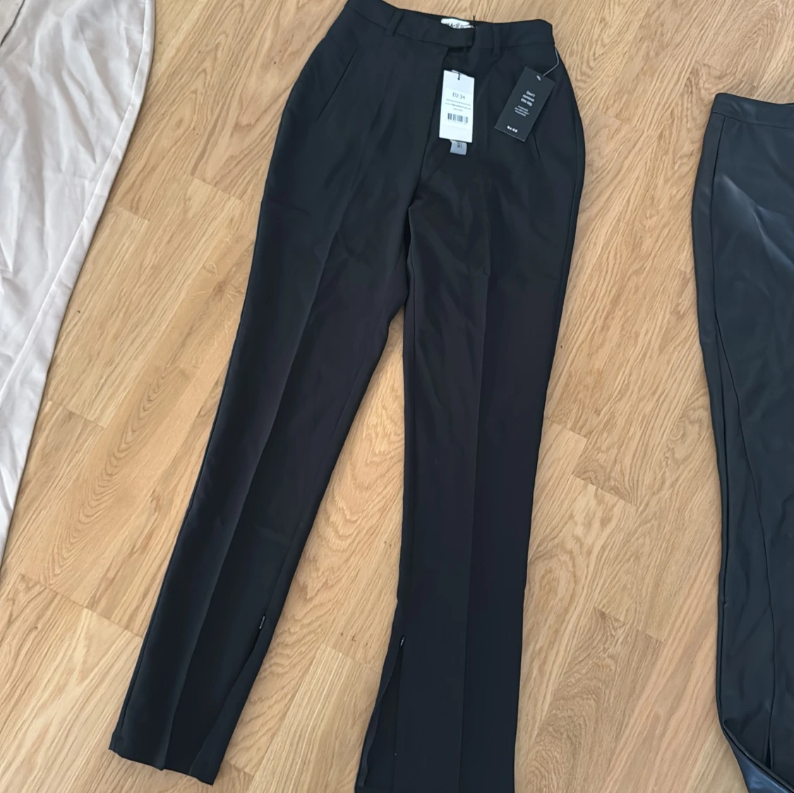 Svarta kostymbyxor med slits från NA-KD, strl 34 - 1