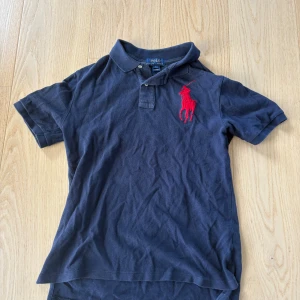 Ralph lauren polo - Hej säljer min rl polo då den inte passar mer. Den är i gott skick vill bli av med den så priset går att strecha långt. MVH vl
