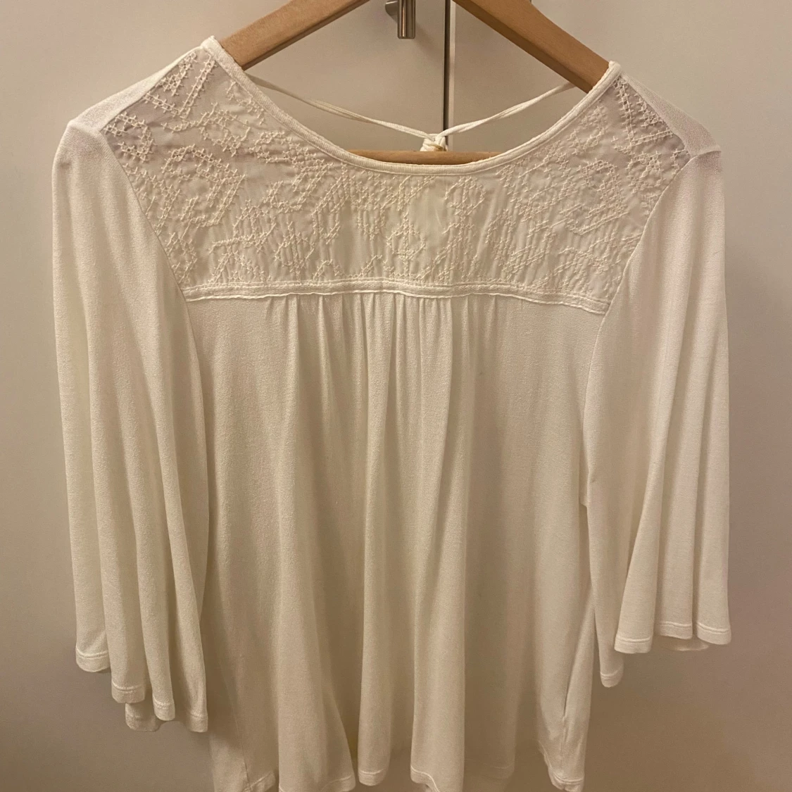 Vit blus med spets och öppen rygg - 2