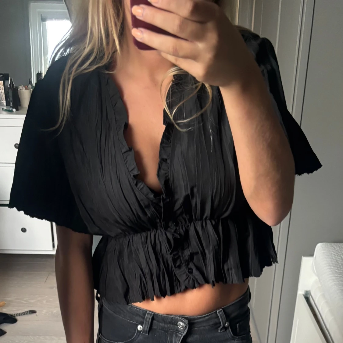 Svart croppad blus med volang - 2