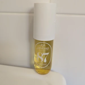 Sol de Janeiro Cheirosa 87 Mist - Fräsch, fruktig och sommrig body mist från Sol de Janeiro, Cheirosa 87. Perfekt för dig som vill ha en lätt och uppfriskande doft. Volym: 90 ml. Endast testad ett fåtal ggr. 150 kr. 