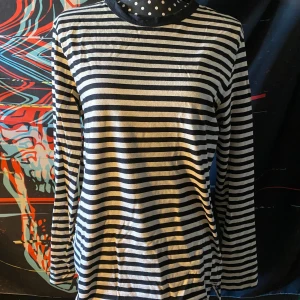Långärmad tröja  - Helt okej randig tröja. Inge fel bara märkt att jag aldrig använder den. Funkar att ha under tröjor också om man vill ha randiga armar t T-shirten 