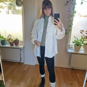 Vit jeans jacka - Härlig vit jeansjacka från Zara med distress och utan fickor. Snygg nu under hösten med en tjock, go tröja under. Pga flyttstäd behöver denna hitta ett nytt hem. Jag, som vanligtvis har storlek 36, har haft den med lager under hösten och på våren och sommaren med tunnare tröjor och klänningar. Perfekt till allt alltså! Lätt hudfärgad i kragen (se bild), annars felfri. Mått: Ärm - 60 cm, Axelbredd - 47 cm, Längd - 75 cm. (XL)