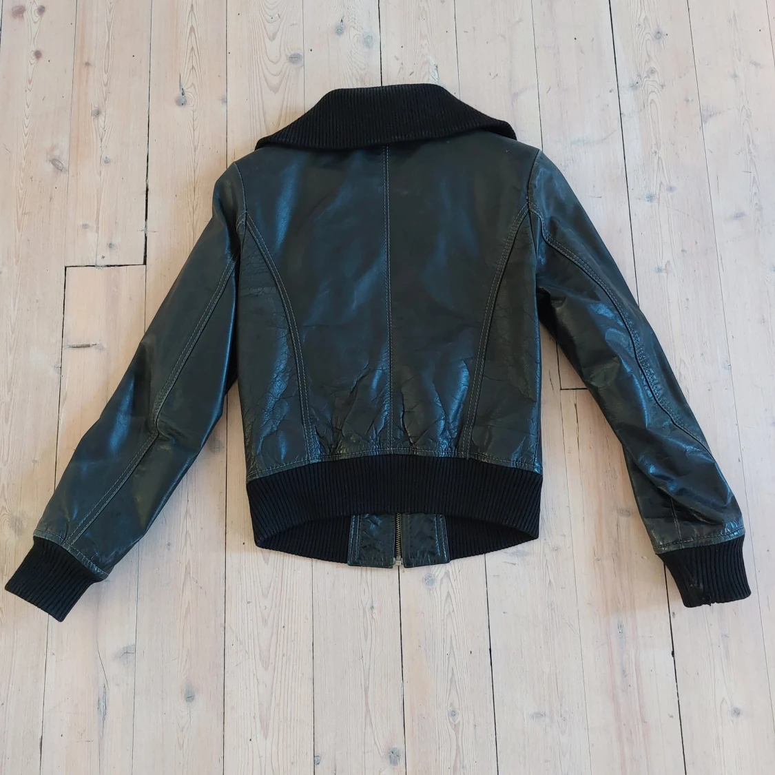 Svart skinnjacka med ribbade detaljer - 1