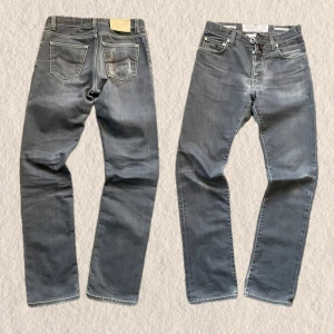 Jacob Cohen jeans grå - Säljer ett par Jacob Cohën jeans med sjukt snygg tvätt! Jeansen är i mycket bra skick har en sjukt bra passform enligt mig! Såklart äkta häst päls på lappen där bak. Hör av er vid frågor eller funderingar!