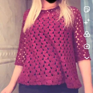 Vinröd spetsblus med trekvartsärm - Vinröd blus i spets med blommigtk  mönster och trekvartsärm. Blusen har en lätt utsvängd passform och är genombruten med fina detaljer. Perfekt för dig som vill ha något unikt och snyggt till garderoben.