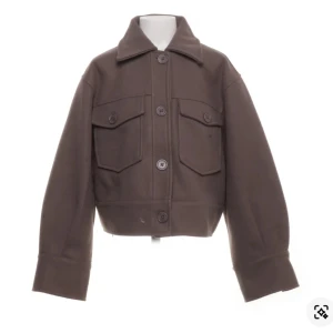 Ginatricot kappa - Säljer denna Ginatricot cropped kappa från deras Young 14+ kollektion. Storleken är 158/164 men också som en s-m! Den är översize. Jag 163cm/60kg/vuxen har den utan problem och den är lös i modellen! Skriv dm för diskutera pris. Antal Max 5 gånger. Köpt för 300-400.