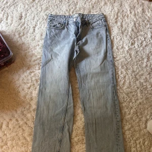 Ljusblå raka jeans från Perfect Jeans - Säljer ett par ljusblå jeans från Perfect Jeans i rak modell. Klassisk femficksdesign, normal passform och hög midja. Finns en liten fläck som jag ej fått bort på tvätten