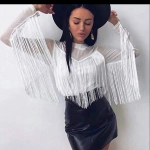 Leopardmönstrad kortklänning med puffärm - Supersnygg kort klänning med leopardmönster och långa puffärmar. Klänningen har en beige bas med bruna och svarta detaljer, markerad midja och lätt rynk vid axlarna. Perfekt för dig som vill sticka ut med en trendig look.