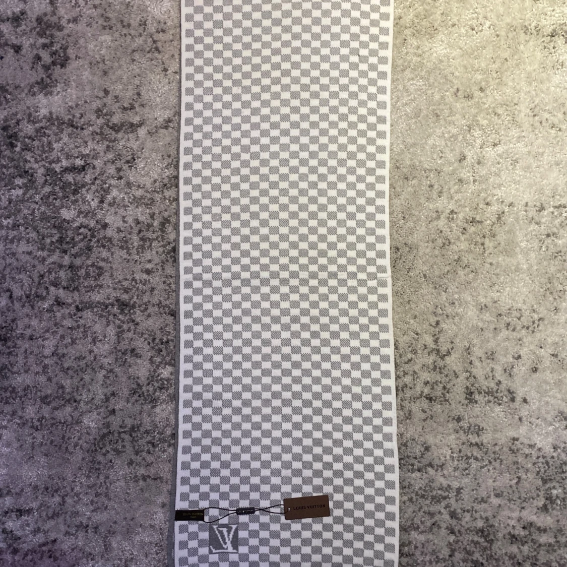 Grå rutig halsduk från Louis Vuitton - 2