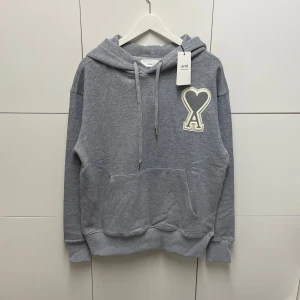 Ami Paris Hoodie  - Hejsan, säljer en helt ny Hoodie aldrig tidigare använd. Storlek M. Postar alltid inom 24h efter köpet. Skriv gärna om du har fler frågor.