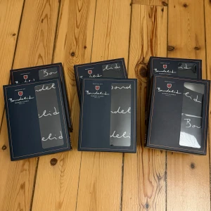 Svarta kalsonger från Bondelid, totalt 17st - Säljer totalt 17 svarta kalsonger från Bondelid med vit logotyptext runtom. Kallingarna är i mjuk bomullsblandning och har en klassisk look som passar till allt. Perfekta för dig som gillar en elegant design och skön passform. Storlek M. Ett paket öppnat (2st i den) övriga 3st per kartong.