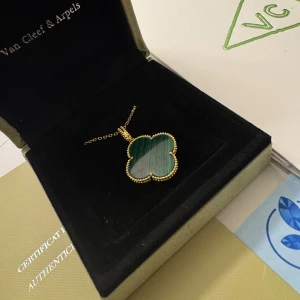 Grön • Halsband • Van C • Dam Smycken - Lägg till Box & Certifikat  300:- (Seperat Annons)  • Kvalitet: Samma kvalité som butik  • Material: Äkta metall (Rostar ej) • Serienummer: Ja (unik märkning) • High-end Detaljer Som Orginal  Beställ Innan 20:00 så postas det samma kväll eller tidigare på dagen. 1-2 dagars frakt. Följ oss gärna på Insta @markes.damsmycken-