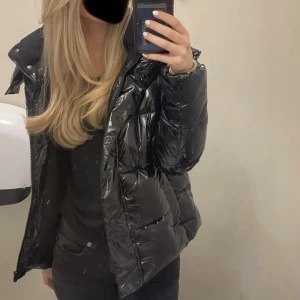 Vinterjacka - Jätteskön och varm vinterjacka från Calvin Klein som knappt är använd.  Nypris är 3899  Kom gärna med prisförslag