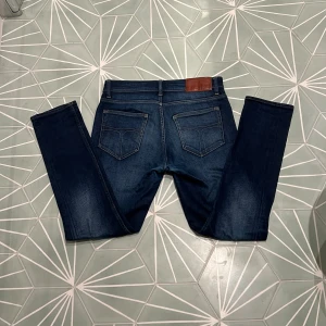 Mörkblå TOS Jeans - Snygga mörkblå jeans från Tiger of Sweden med slim passform. Modell: Pistolero. Storlek: W29 L30. Skriv gärna om du har några frågor!🙌
