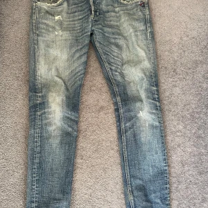 Dondup jeans  - Säljer ett par ljusblå Dondup jeans, bra kvalité. Storleken är 36 men skulle säga att det passar 33 och 34 också.