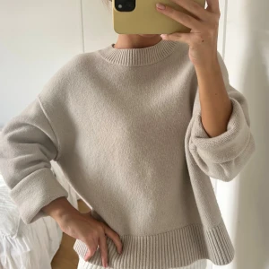 Beige stickad tröja - Supermjuk stickad tröja i grå/beige med breda ribbade muddar vid ärmslut, halsringning och nederkant. Långärmad och loose fit för en avslappnad look. Kashmir och ullblandning💓