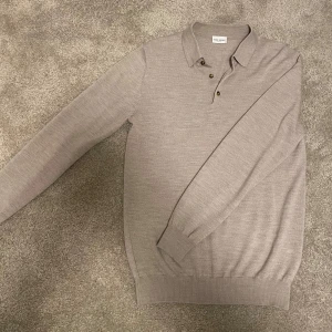  Långärmad pikétröja från John Henric - Snygg stickad långärmad pikétröja frn John Henric i grymt skick! Den är i storlek small men passar s/m, hör av er om det är nått!👍🏼