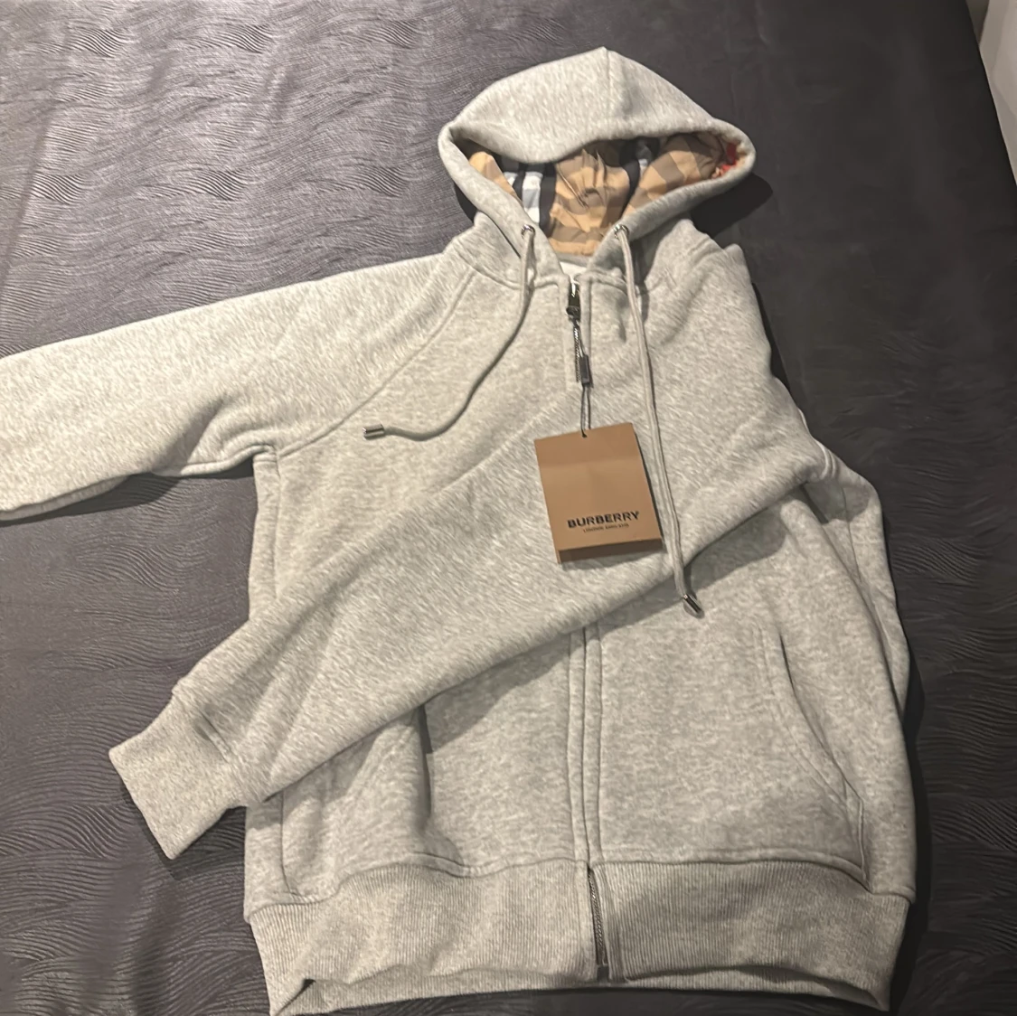 Grå hoodie från Burberry med dragkedja