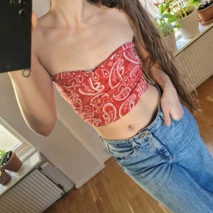 Tubtopp - Tubtopp utan straps, hjärtformad fram och korsad i tyget samt att det är dubbeltyg, så att det är lite mer täckning. Sjukt snygg (och skön) att bära utan bh! Skulle säga att den passar S-L, då den är stretchig