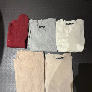 5 st tunna stickade tröjor  - Säljer 5 st tunna stickade tröjor i olika märken, färger och modeller alla i ungefär storlek S i mycket bra skick! Skriv för enskilda bilder. Säljer även fler klädpaket!