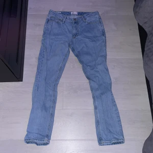 Jack n Jones jeans - Säljer ett par klassiska ljusblå jeans från jack n Jones . Jeansen har rak passform, fem fickor och normal midja. Tillverkade i jeansmaterial med snygga sömmar och enkel design. Perfekta för en avslappnad stil.