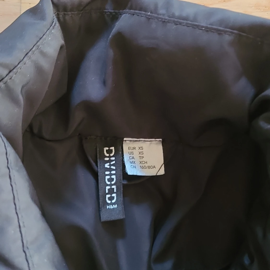 Svart croppad pufferjacka Divided XS - 1