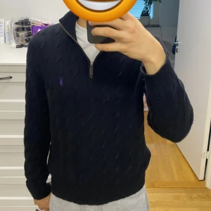 Polo Ralph lauren Half zip - Hej! Säljer en polo Ralph lauren Half zip i storleken Medium skick 9/10 väldigt fräsch tröja och ha på sig nu till hösten nu med lite stickat 🧶 hör av er för mer info ///