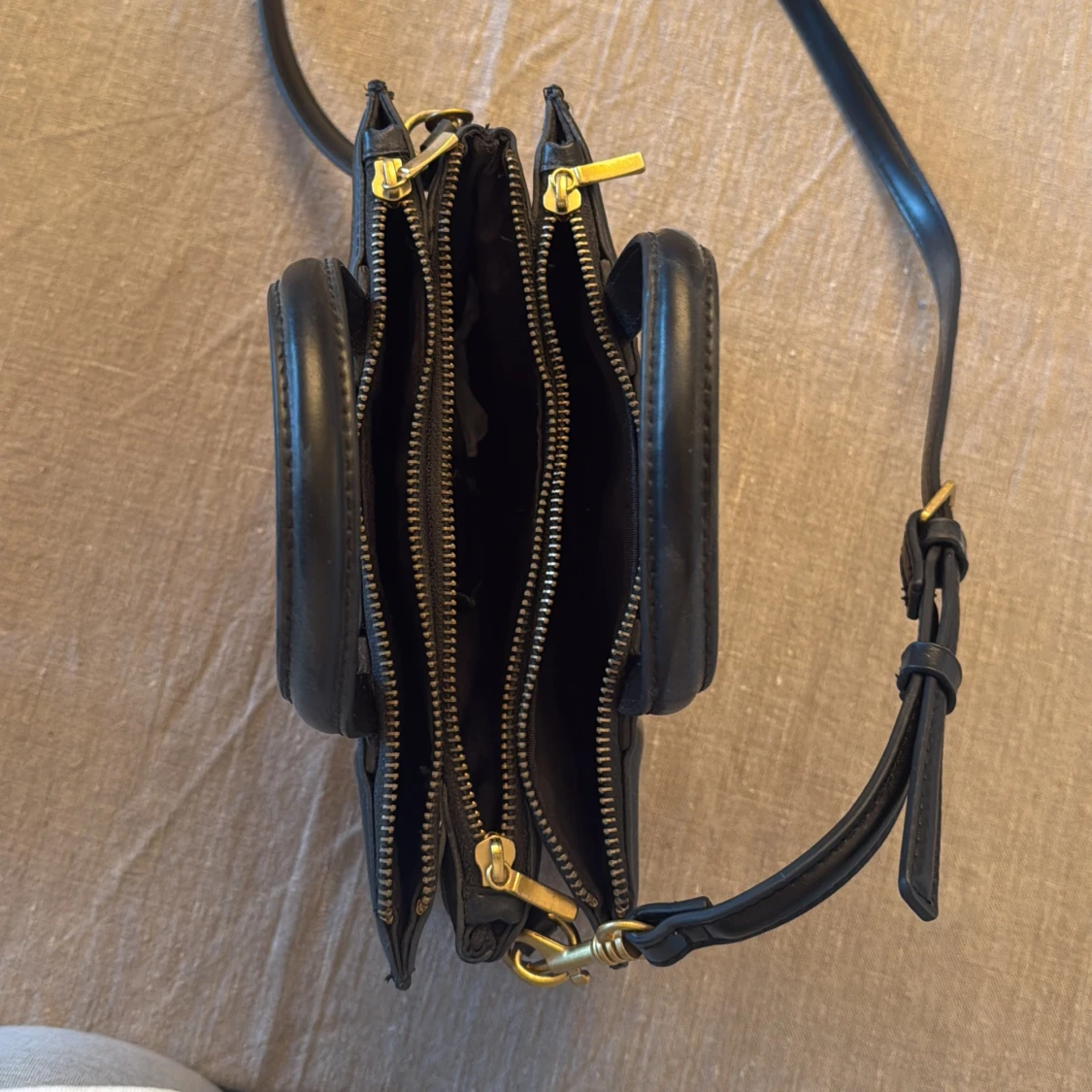 Svart axelväska i skinn med dragkedjor - 1