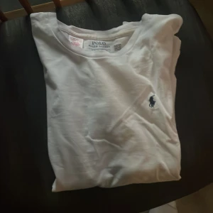 Vit t-shirt från Polo Ralph Lauren - Vit Ralph lauren T-shirt i small, kvitto finns om de skulle behövas, kom privat för mer frågor 