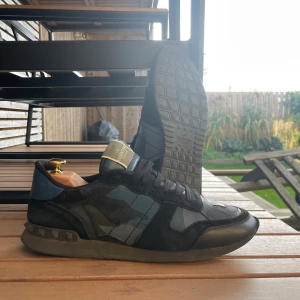 Valentino Rockrunners - Hej! Säljer ett par feta rockrunners då de inte passar längre. Skorna passar perfekt nu inför höst/vintern. Skorna har lite repor här och där. Kom privat för frågor! Låda och dustbag medföljer.