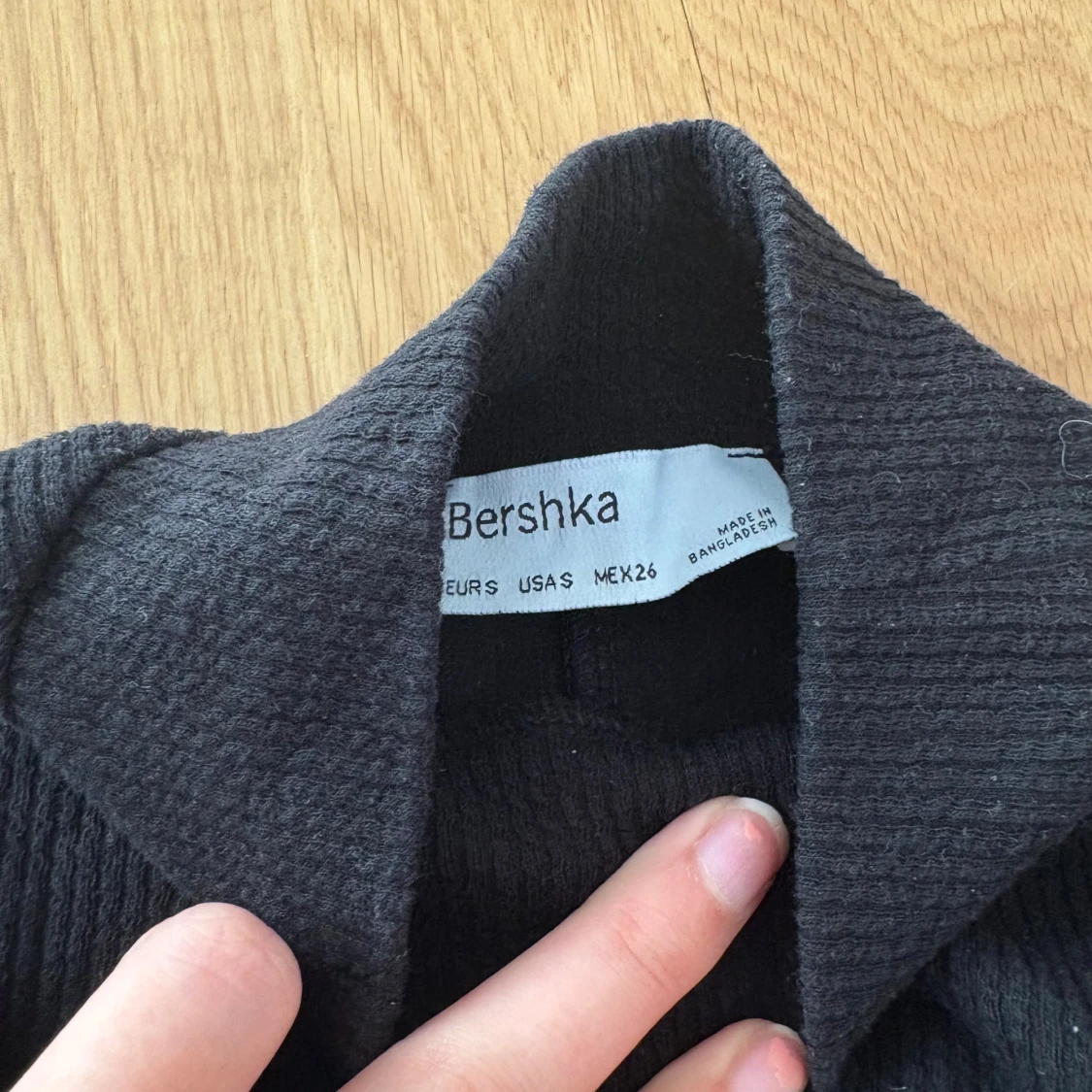 Svart ribbad polotröja från Bershka - 2