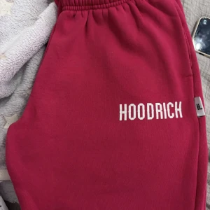 Röda mjukisbyxor från Hoodrich S - Säljer ett par snygga röda mjukisbyxor från Hoodrich i storlek S. Byxorna har elastisk midja med snörning och vit logga på benet. Skriv privat om ni har några frågor. 