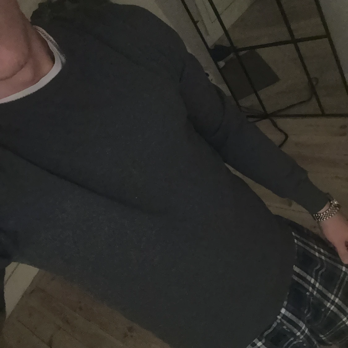 Mörkgrå stickad tröja med rund hals - 1